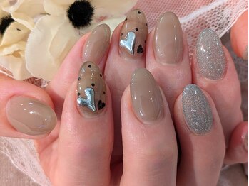 ハニー(honey)の写真/モチの良さに定評あり!デザインに迷う方は定額ネイルがオススメ♪お色味やストーンのサイズ等、調整可能☆