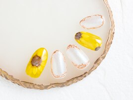 手描きひまわりネイル