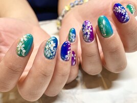 和柄ホワイトフラワーネイル