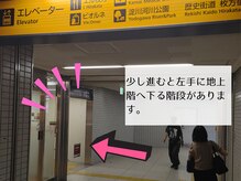 少し進むと左手に、地上階へ降りる階段があります♪