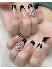 美爪際立つフレンチネイル