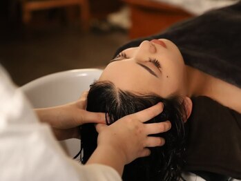 サロン アンジー(salon Angie)の写真/【ヘッドスパ/眼精疲労ケア】癒しに包まれる個室空間で,目の奥の重さやかすみを和らげる至福の顔ツボ指圧◇