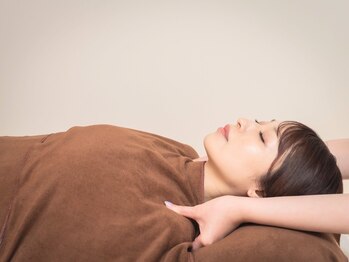 小鳥遊 タカナシ/肩や鎖骨下をほぐして