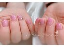 シンプルなビジューネイル