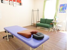 淳心院の雰囲気（広々とした空間でマンツーマンによるヒアリング・施術を提供。）