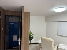 はあとねいる 南宮崎駅前店の雰囲気（白と茶をベースにしたアットホームなサロンです♪）