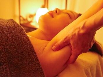 アンフィニ 尼崎店(Anfini)の写真/[尼崎/武庫之荘] 優しく揺らして筋膜をほどき、無理なく動かせる身体へ導く施術で、首・肩のつらさから解放