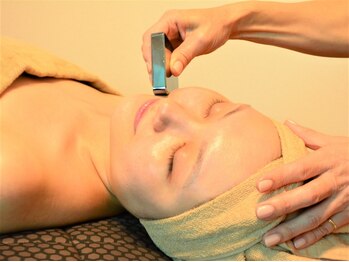 ヨサパーク ティエルワイ(YOSA PARK TLY)の写真/【温活よもぎ蒸し×リンパマッサージの小顔フェイシャル】特殊な石を使ってお顔のむくみや歪みを解消！