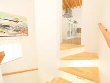メナードフェイシャルサロン ミニヨンモーヴ沖野/【内観】2→3階への階段