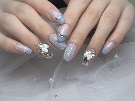 ブルーのキラキラネイル