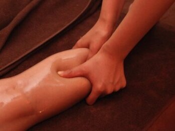 アトリエ(Atelier)の写真/【立ち仕事・デスクワークで脚が辛い方へ!】足ツボとセットでリンパをしっかり流す全身フルコース80分¥5300