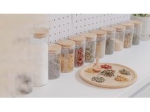 ムク(muku)の雰囲気（ハーブ蒸しは約30種類の中から、お好きな香りをお好きなだけ◎ ）