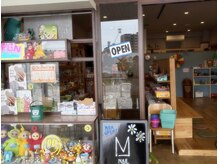 エム(M)の雰囲気（隣には【駄菓子屋にこにこ】懐かしの駄菓子屋さんがあります！）