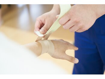 阿佐ヶ谷名倉堂鍼灸接骨院/テーピングで身体を矯正!