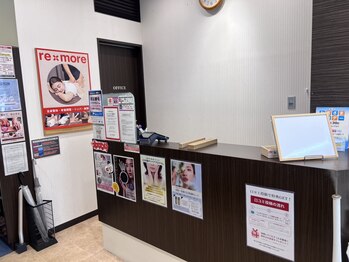 リモア 板橋店(re×more)/笑顔でお迎えする受付デスク