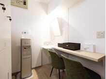 ひめ酵素ワーム(Warm)の雰囲気(洗面化粧台とウォーターサーバー、リファのドライヤーあり♪)