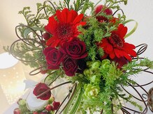 月ごとに季節の花を飾って、癒しの空間を演出します。