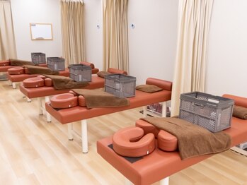 長原環七通り接骨院/木目基調の店内