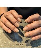 リッシュ(RICHE)/ヌーディな黒フレンチネイル