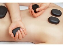 ホットストーンを使用してほぐす，温める。