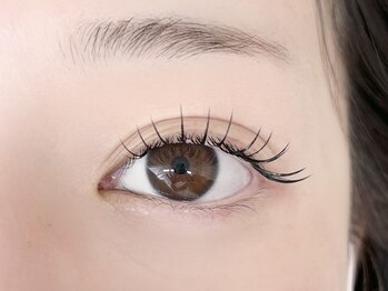 ミニョン(mignon.)の写真/根本からしっかり立ち上げ[細い・下向きまつ毛]も上向きパッチリEYEに!全材料まつ毛主成分ケラチンを配合★