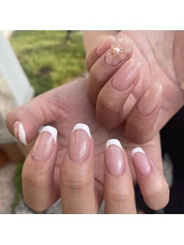 カマルスパラトゥ(KAMAL spa RATU)/白フレンチ×ぷっくり花