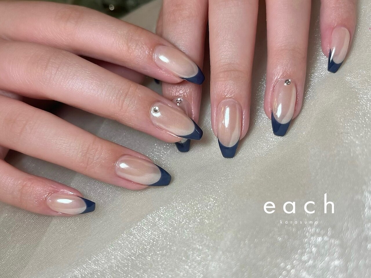 2025年-2026年冬トレンド】ネイビー フレンチのネイルデザイン集｜人気