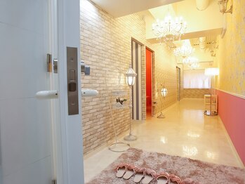 サラエクセレント 梅田(SARA EXCELLENT)/店内フロア入口《バストアップ》