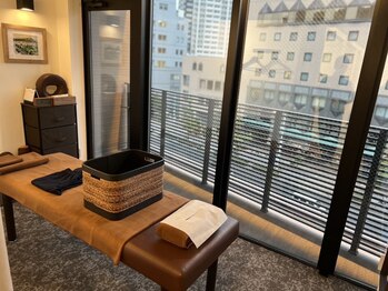 千種セントラル整体サロン(千種CENTRAL整体サロン)/見晴らし抜群の窓側の施術ベット
