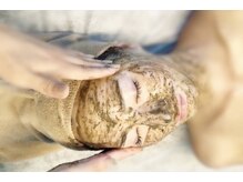 エルモーサ(HERMOSA)/ハーブを毛穴に入れ込みます！