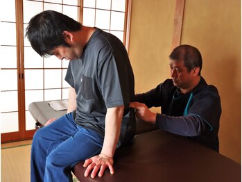 MMKカイロプラクティック 大分/骨盤の高さをみます。