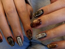 鉱物のような質感や光の揺らぎを指先に―。