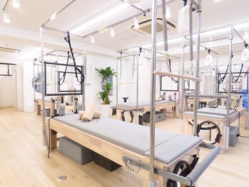 ラ ピラティス 松戸店(La pilates)の写真/《全国展開ピラティススタジオが松戸に☆》日の差し込む店内で1:1のパーソナルレッスン♪