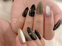 サロンドネイリーモ(Salon de Nailymore)の雰囲気(くすみ感カーキとブラックに、シルバーを効かせた「Smoky nail」)