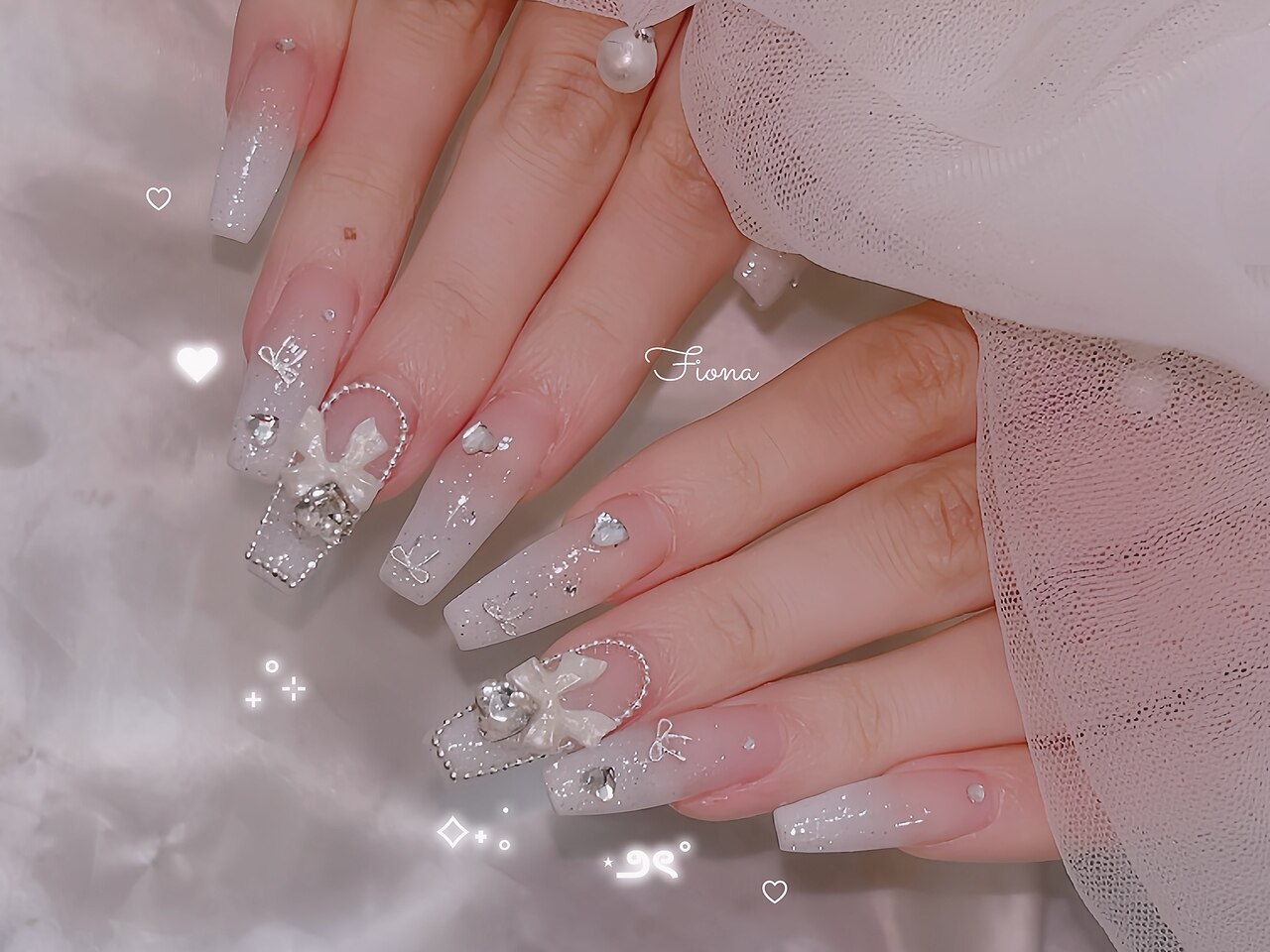 2026年冬トレンド】ホワイト リボンのネイルデザイン集｜人気順