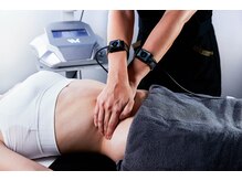 サルーテ ラボ(Salute.Lab)の雰囲気（施術者の指から高周波を出しながら、細かい箇所までほぐれます）