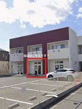 ブルームバイ エムズ(Bloom by m's)/白と赤茶のツートンの建物が目印