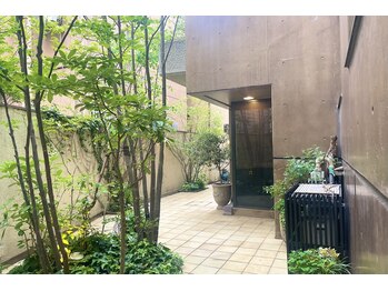 サロンドジョリー(Salon de Jolie)/5.中庭へ