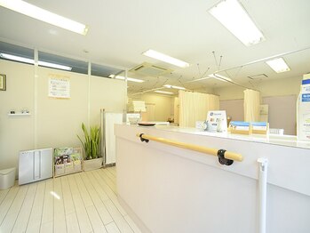 大川カイロプラクティックセンター なかのぶ整体院/白を基調としたインテリア