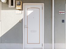 こちらの白い扉が目印です♪