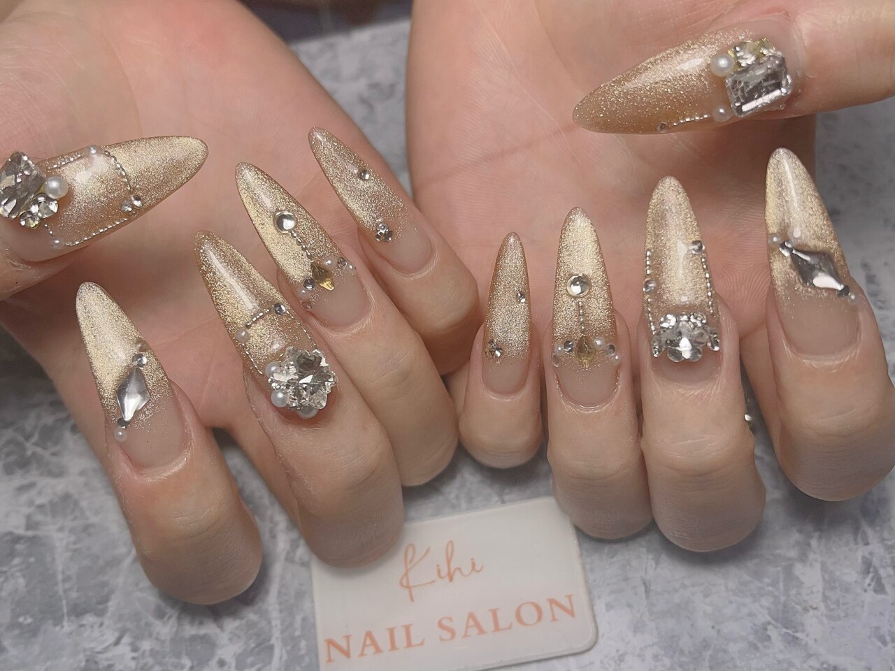 2025年-2026年冬トレンド】ゴールド ハンド スーパーロングのネイル