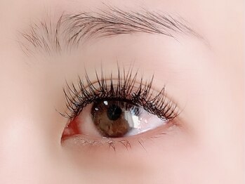 ビューティーデザインアミー(BEAUTY DESIGN Ammi)の写真/1/3の軽さで根本から立ち上げ、マットな黒で魅せる上品濃密まつ毛◇