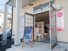 サロン玄関。感染対策バッチリで、皆様のご来店をお出迎え