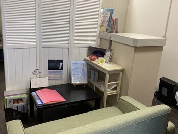 ラウレア 西条店(LAULEA)/店内　カウンター　ソファ