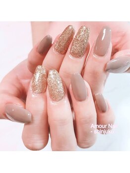 アムールネイル 新宿西口店(Amour Nail)の写真/低価格で高技術＆時短！【ワンカラー/ラメグラコースは¥4,980】パーツも豊富♪お仕事帰りにも◎