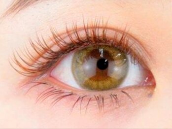 バーニーズ(BARNEYS)の写真/フラットマットラッシュで自まつ毛の負担を最小限に抑え自まつ毛が伸びた様な自然な目元に◎