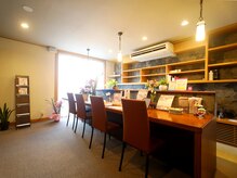 六花 秋月店/ゆったりとしたカウンター