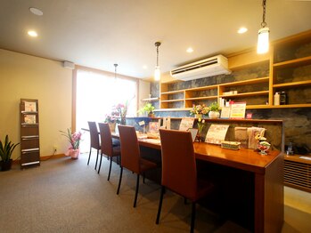 六花 秋月店/ゆったりとしたカウンター