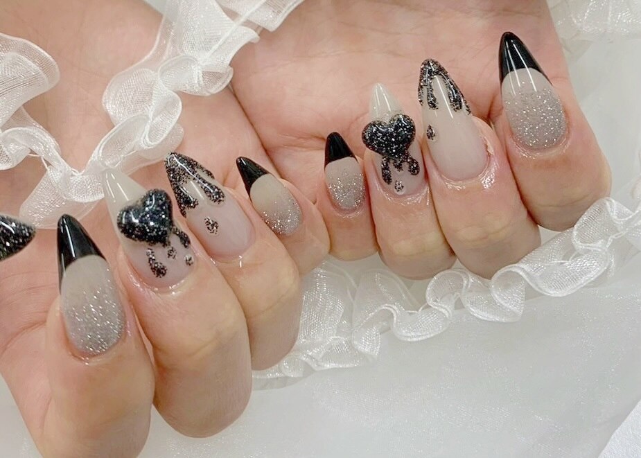 2025年-2026年冬トレンド】ブラック ハートのネイルデザイン集｜人気順