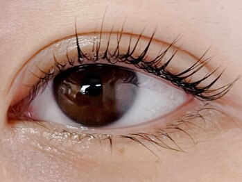 アデージョ(Adejio)の写真/人気のパリジェンヌ☆根元から立ち上げノーメイクでパッチリ目元に♪瞼のたるみも改善しエイジングケアに◎